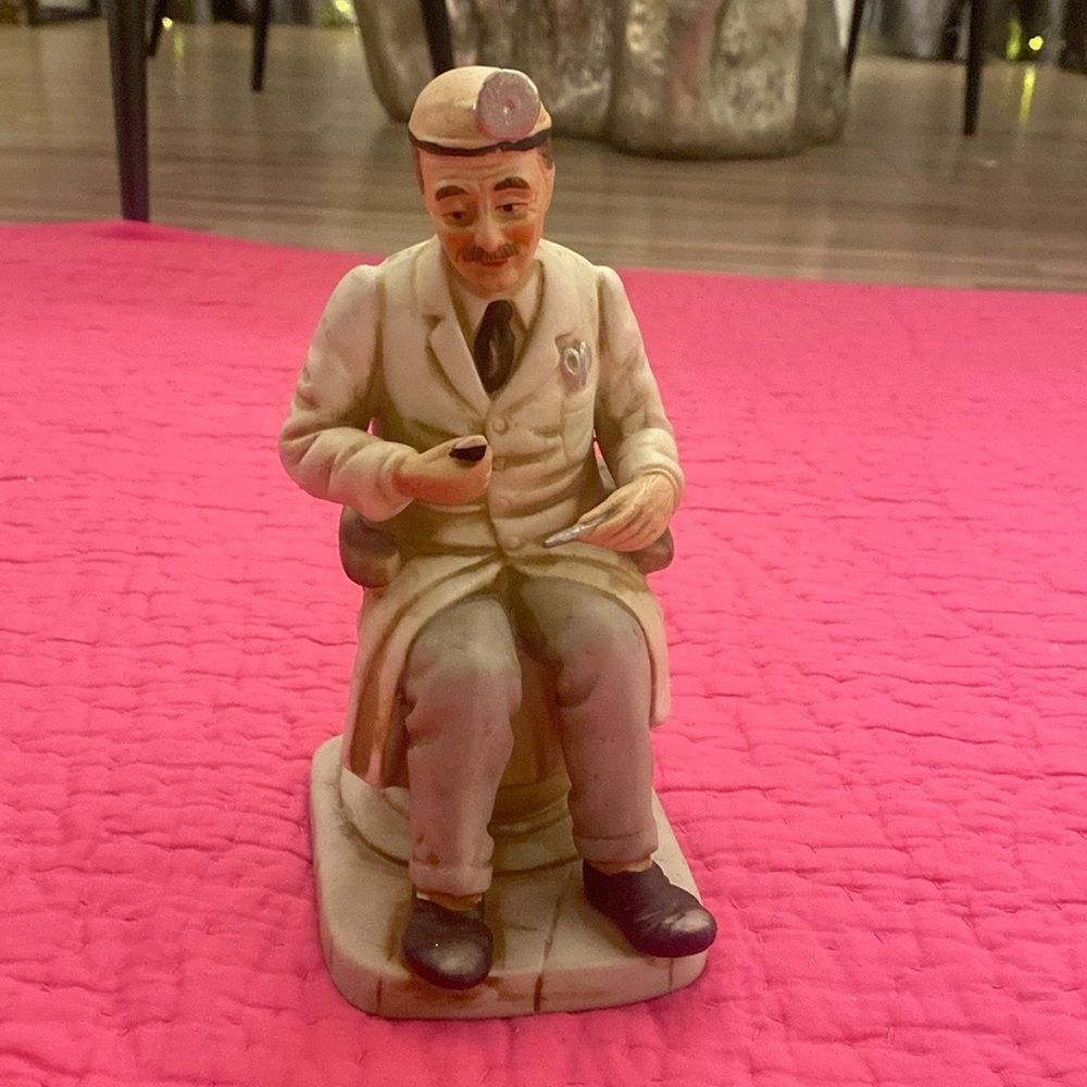 Guizeppe Armani  “ Dantist”figurine